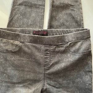 No Boundaries Gray Jeggings with Elastic Waistband